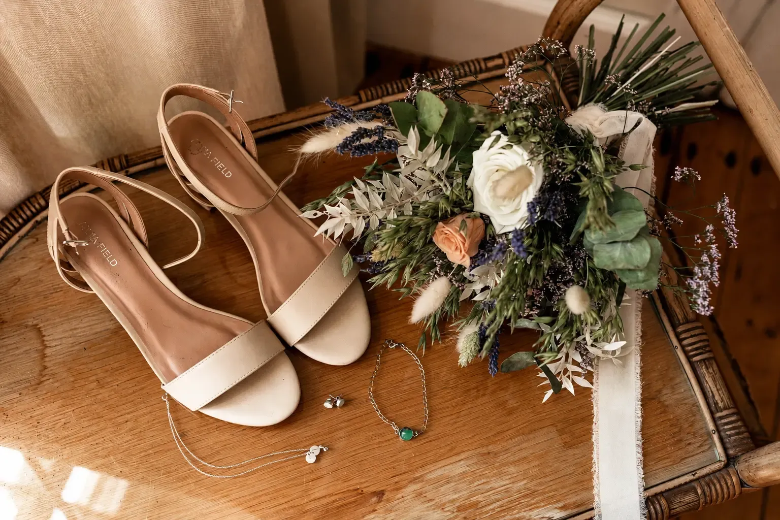 Schwarzer Oldtimer mit Blumenschmuck vor dem historischen Gutshaus